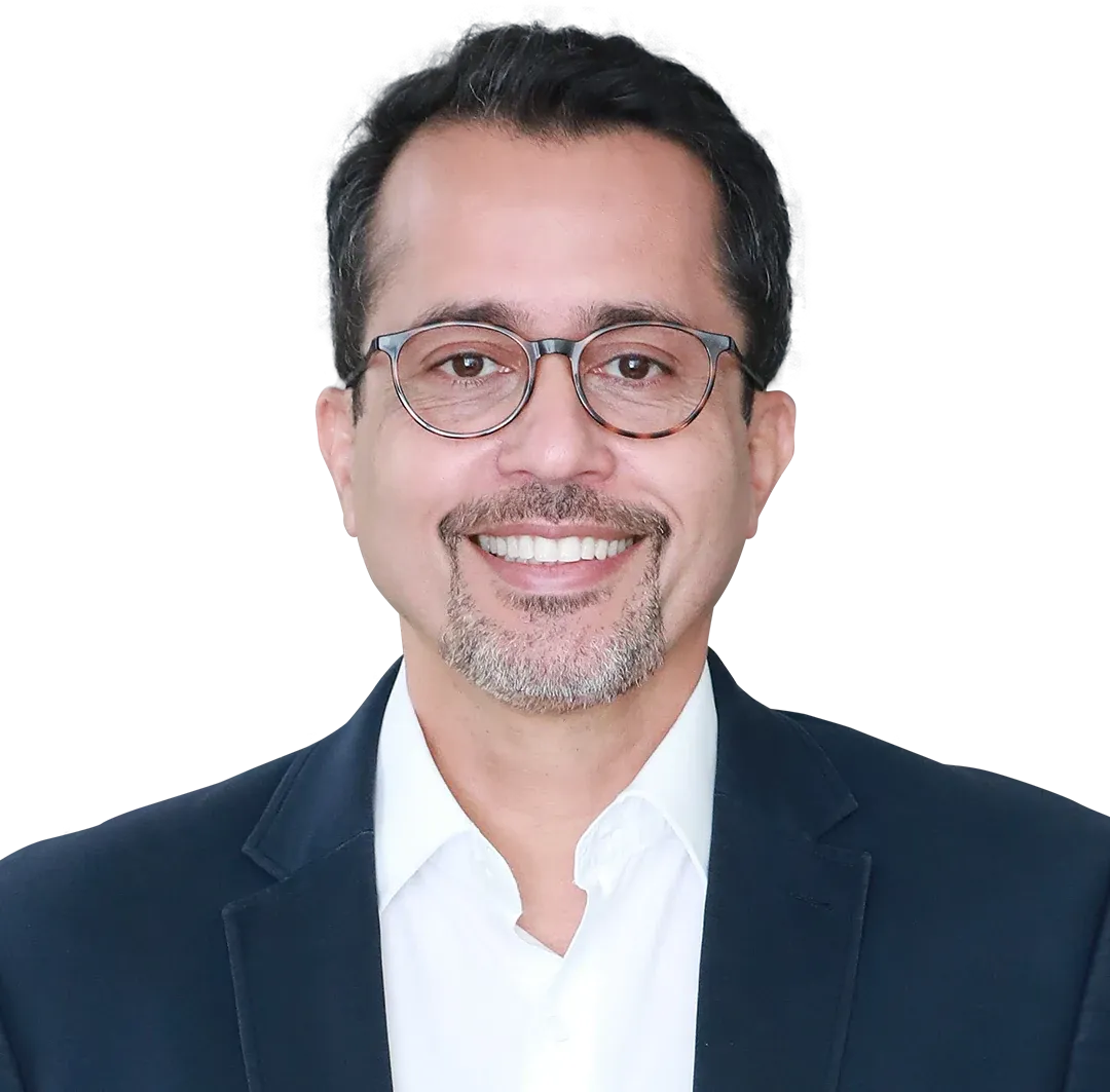 Dr. Elton sorrindo, de terno escuro e camisa branca